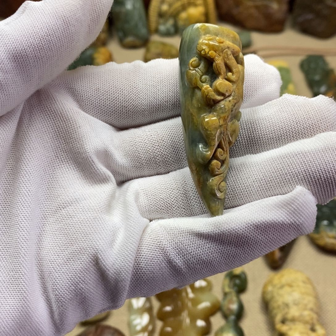 未镶嵌岫岩河磨玉（透闪石质玉）挂件圣*使