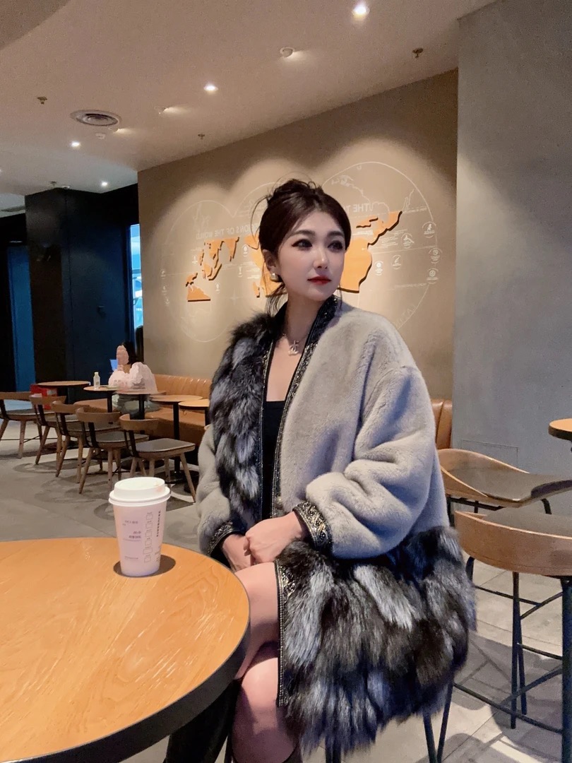 琥珀流光时尚网红重工手工串珠狐狸毛女士冬季皮草外套