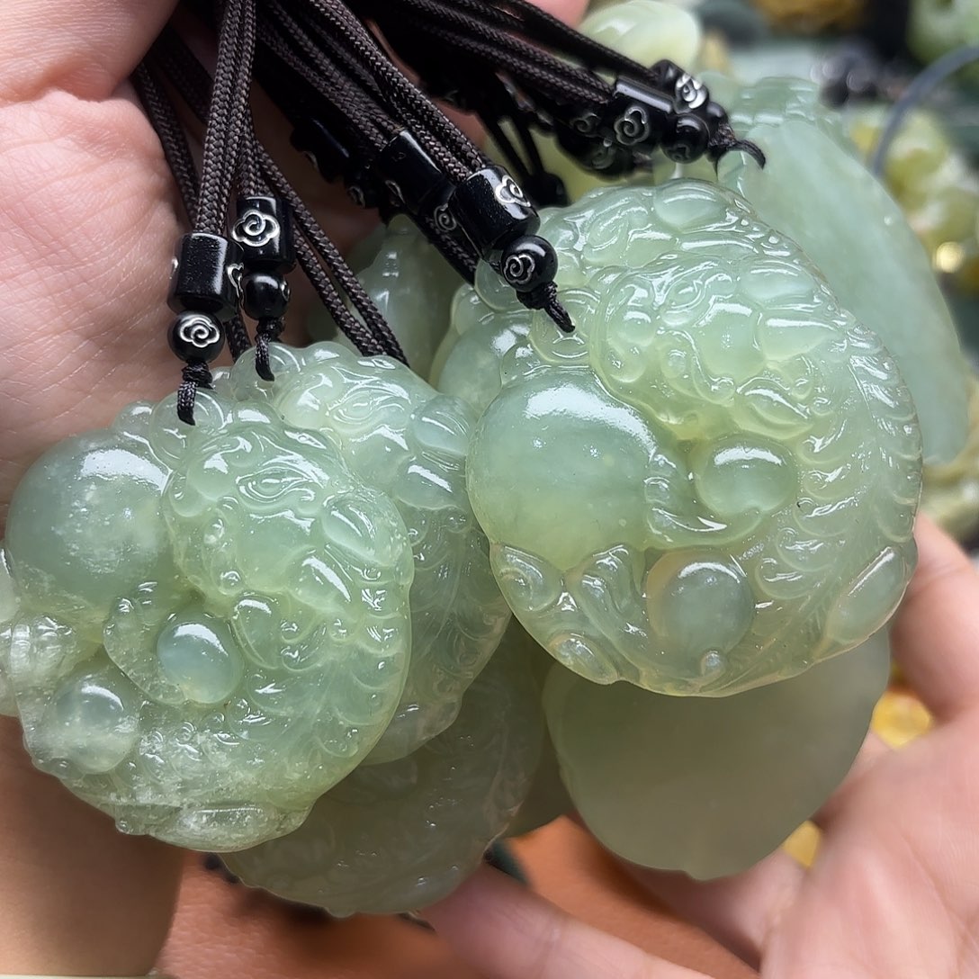 蛇纹石玉未镶嵌吊坠