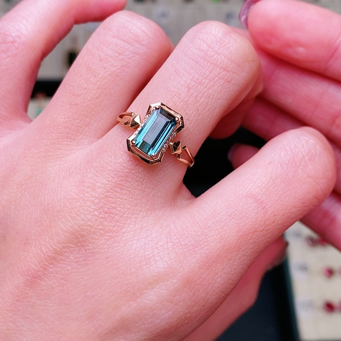 蓝色碧玺戒指18K金镶嵌