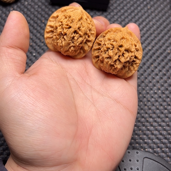 文玩核桃吊坠盘龙