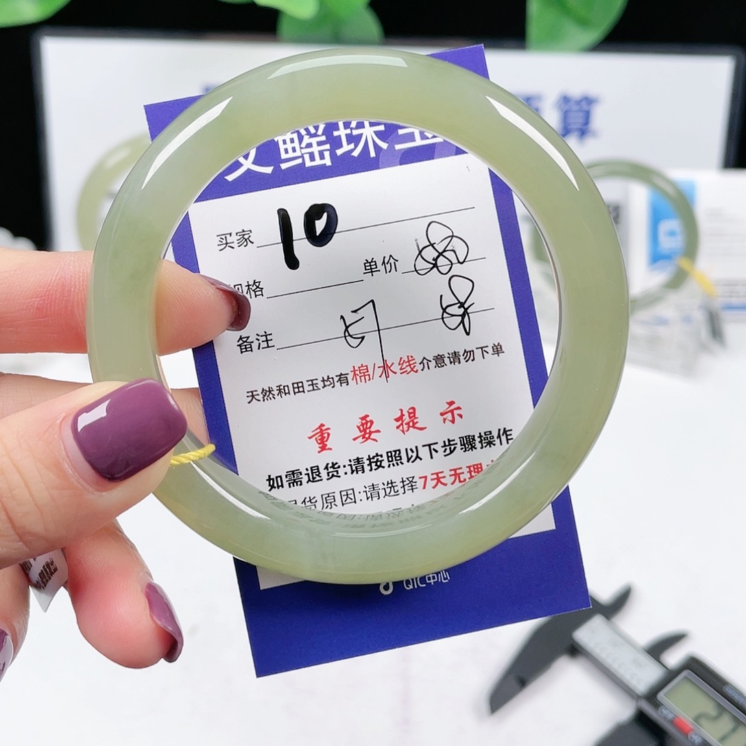 和田玉手镯未镶嵌