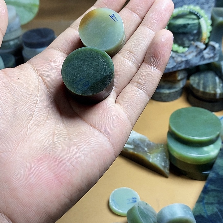 伊***e和田玉（糖玉）未镶嵌珠宝半成品