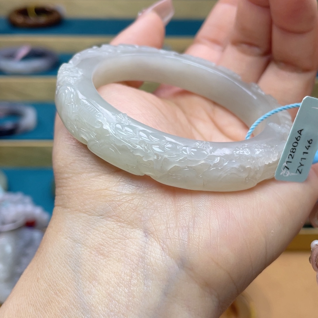 和田玉手镯56圈口。编号52未镶嵌