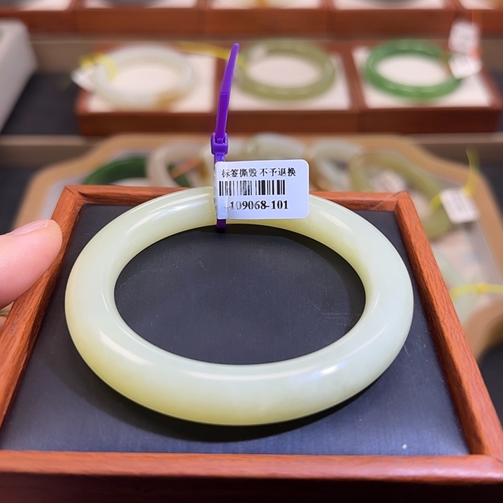 小***喜和田玉未镶嵌手镯