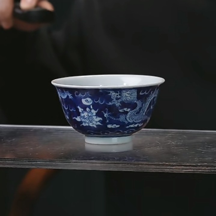 D青花堆白龙纹杯