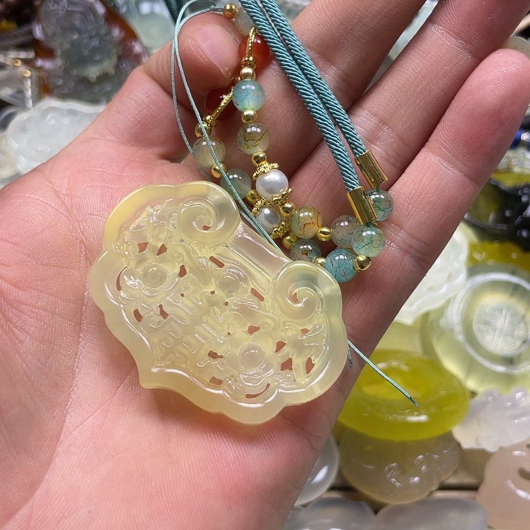 时***转蛇纹石玉未镶嵌颈饰