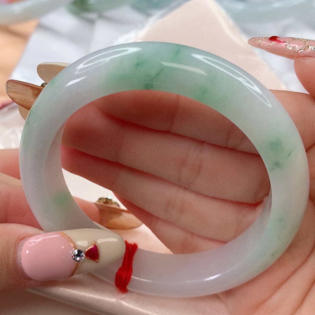 翡翠手镯未镶嵌55圈口