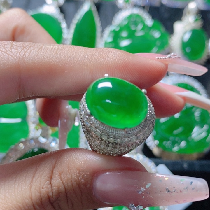 翡翠颈饰未镶嵌18。