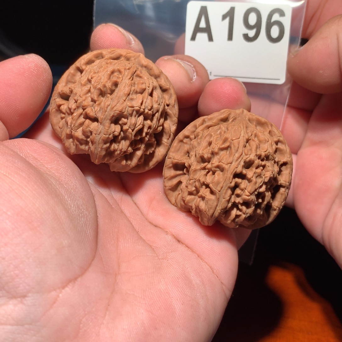 文玩核桃吊坠白狮 196