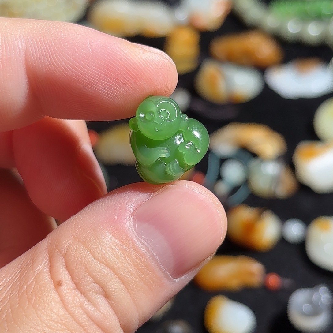 侠***客和田玉未镶嵌颈饰