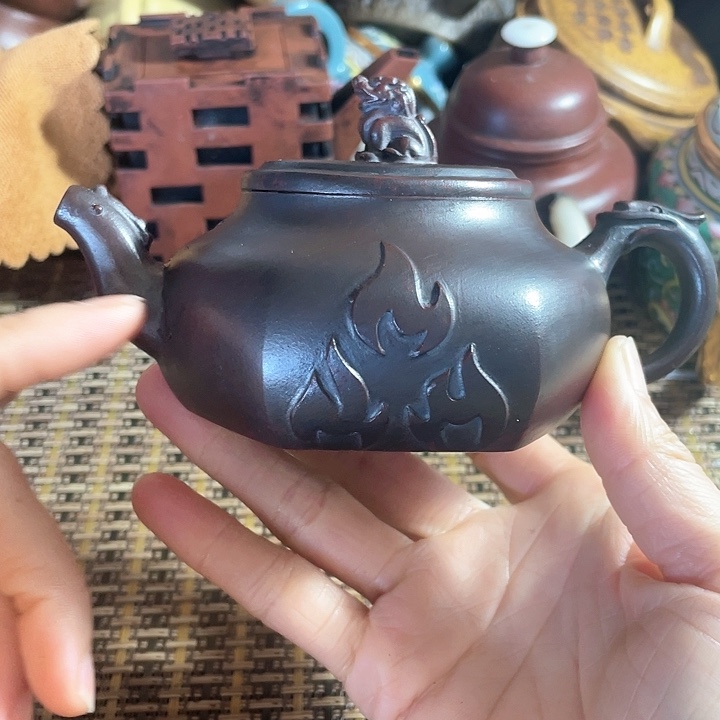 紫砂茶壶原矿泥料手工制作紫砂壶。