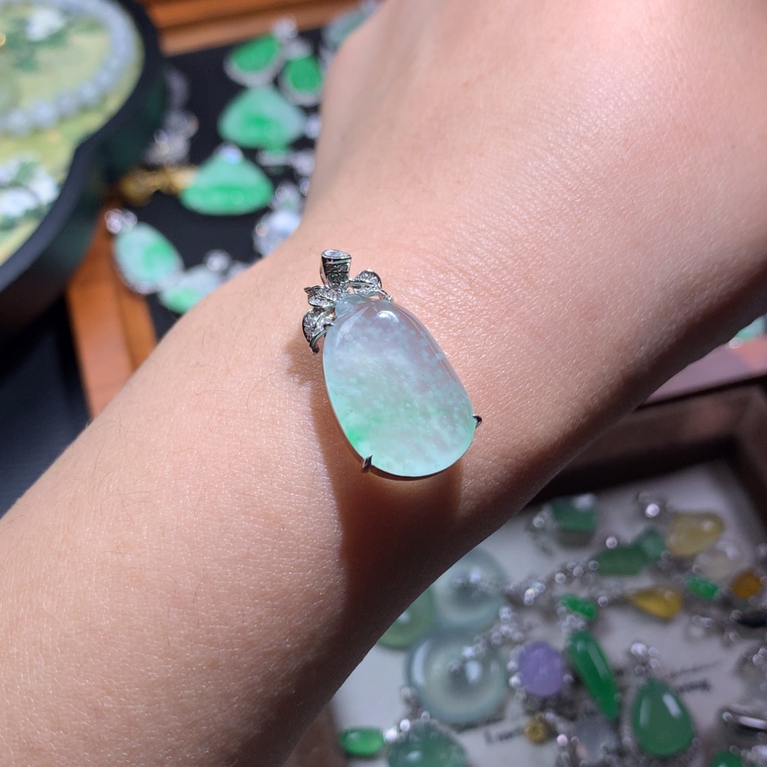 翡翠18K金镶嵌颈饰木纳飘花雪花棉福瓜