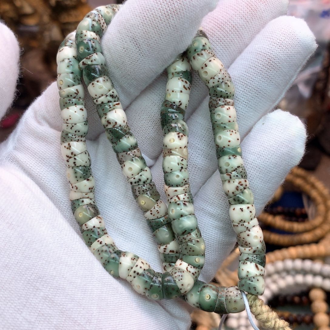 星月菩提吊坠7尺寸大肠绿包白半壁