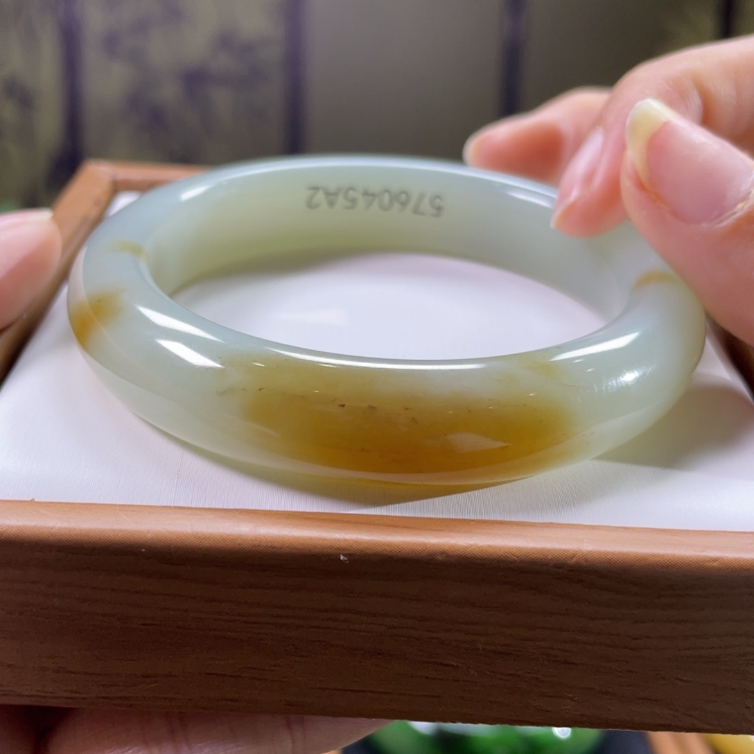 和田玉未镶嵌手镯57圈