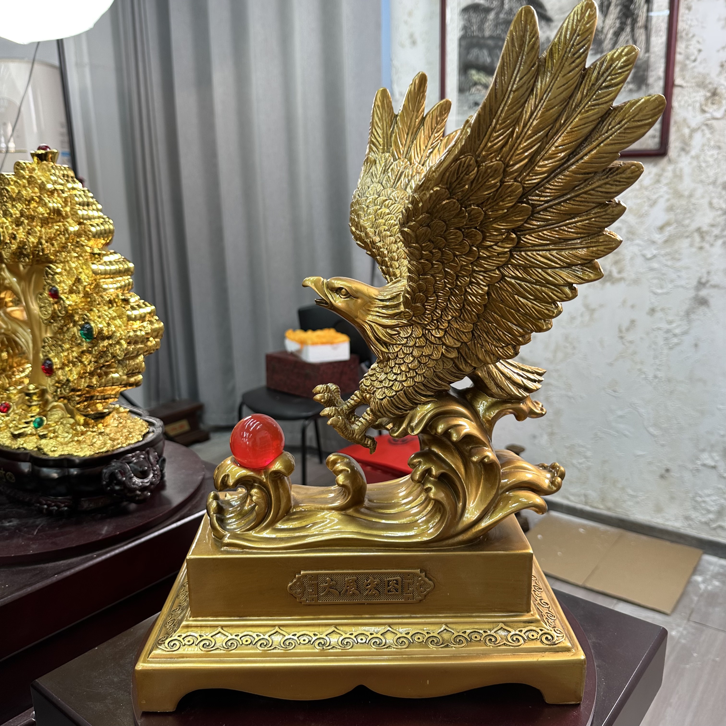 一厅【大展宏图鹰-鎏金铜纹】长34宽31高48cm（介意摆件微瑕勿拍）