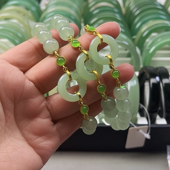 东陵石颈饰未镶嵌