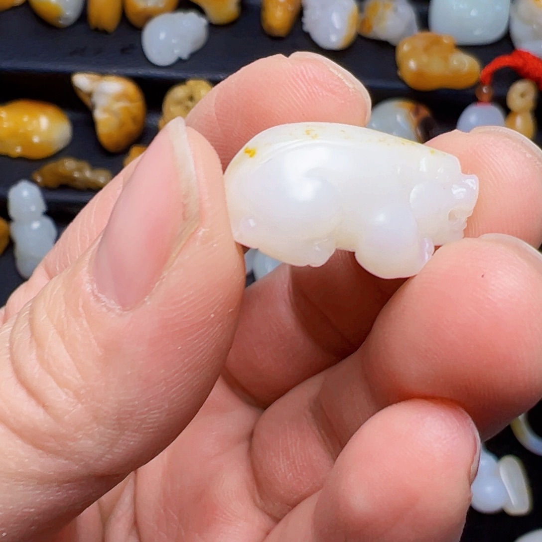 和田玉颈饰未镶嵌美**光