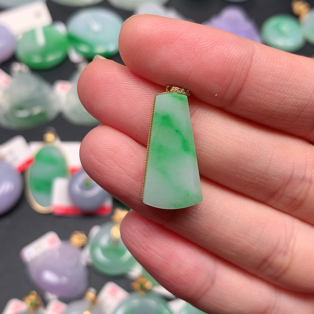 颈饰18K金镶嵌翡翠翡翠吊坠