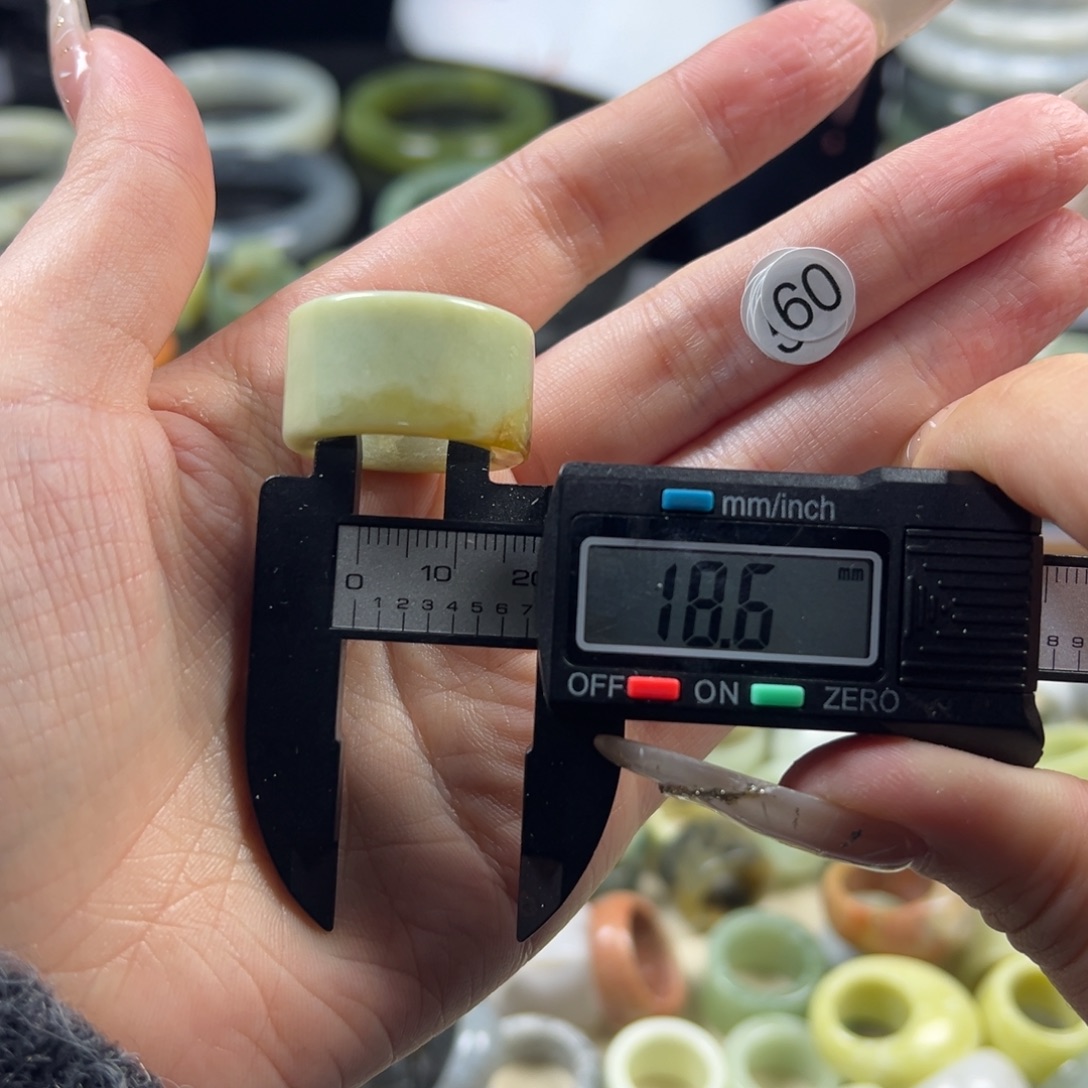 蛇纹石玉未镶嵌戒指