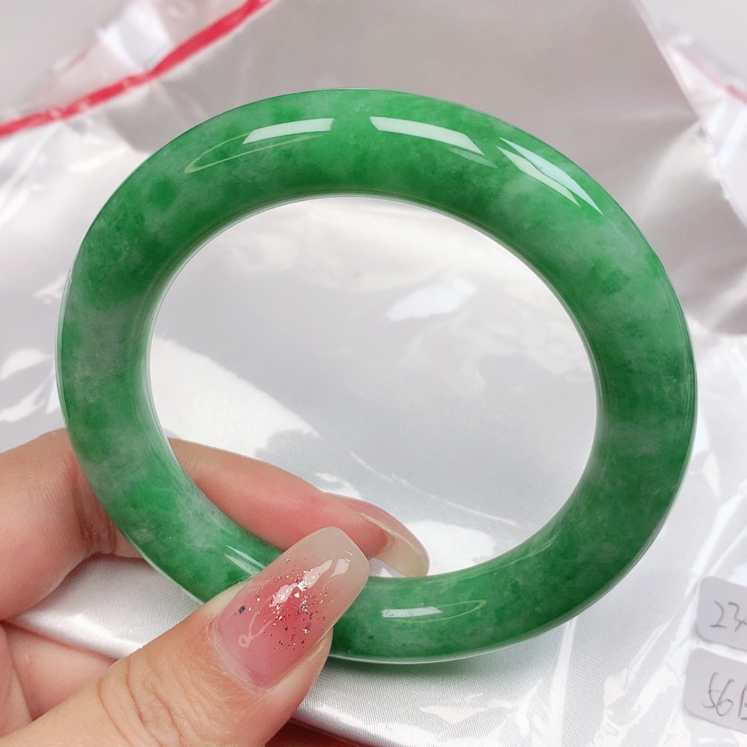 翡翠手镯未镶嵌抖音