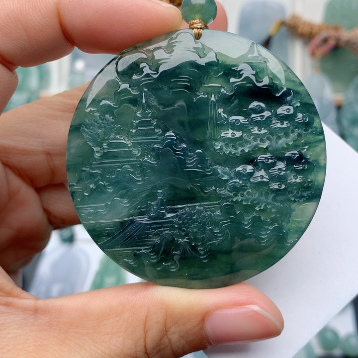 翡翠未镶嵌颈饰山水