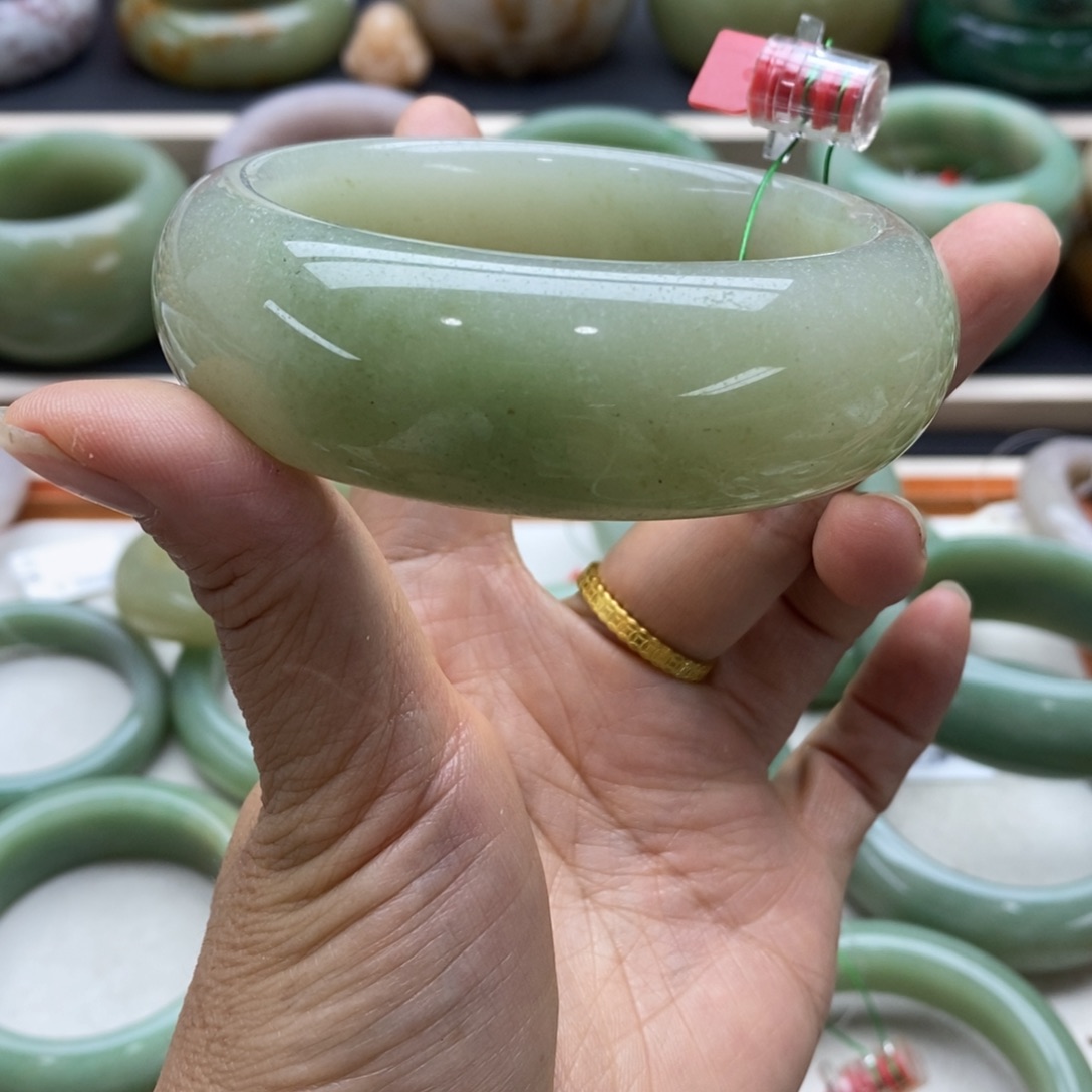 未镶嵌手镯石英质玉