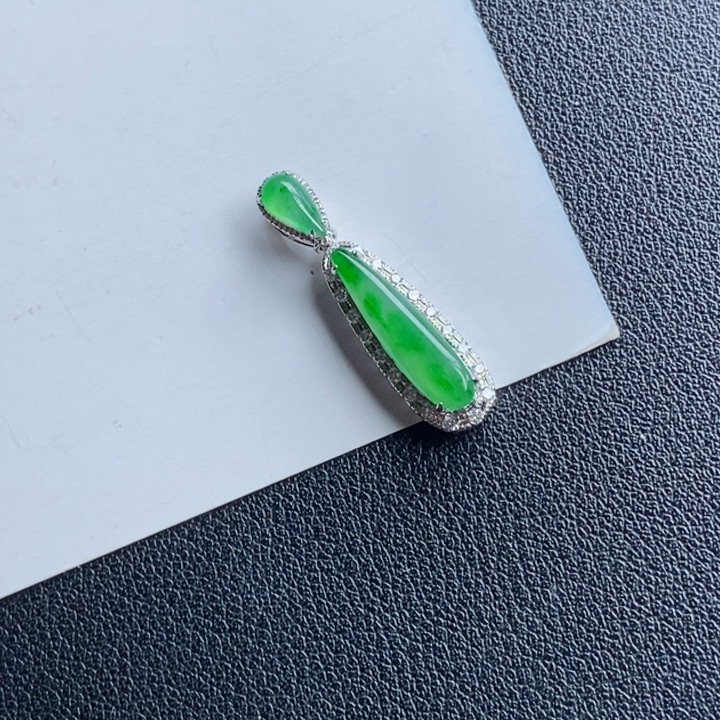 颈饰18K金镶嵌翡翠