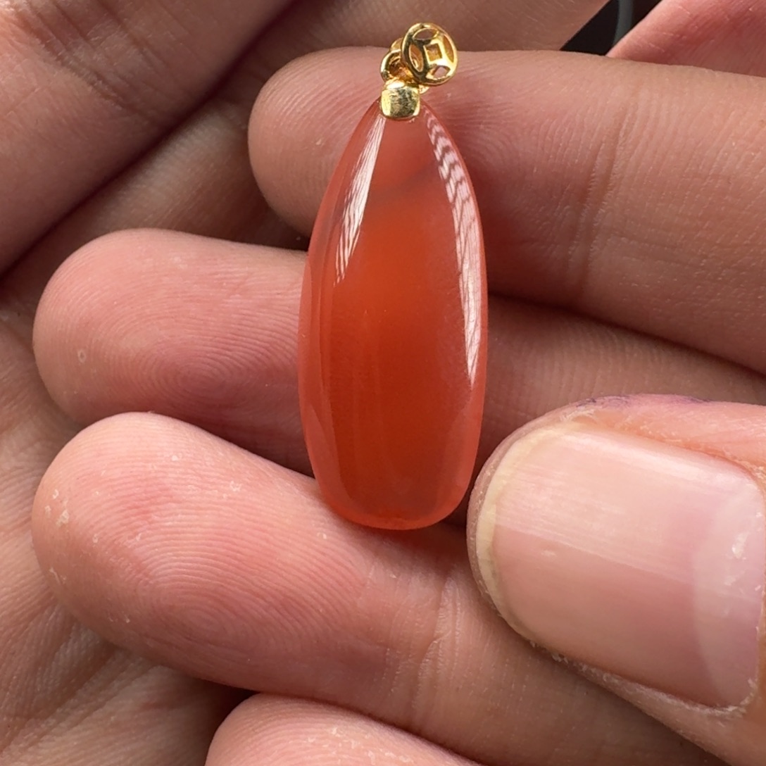 南红玛瑙樱桃红随形吊坠18K金镶嵌