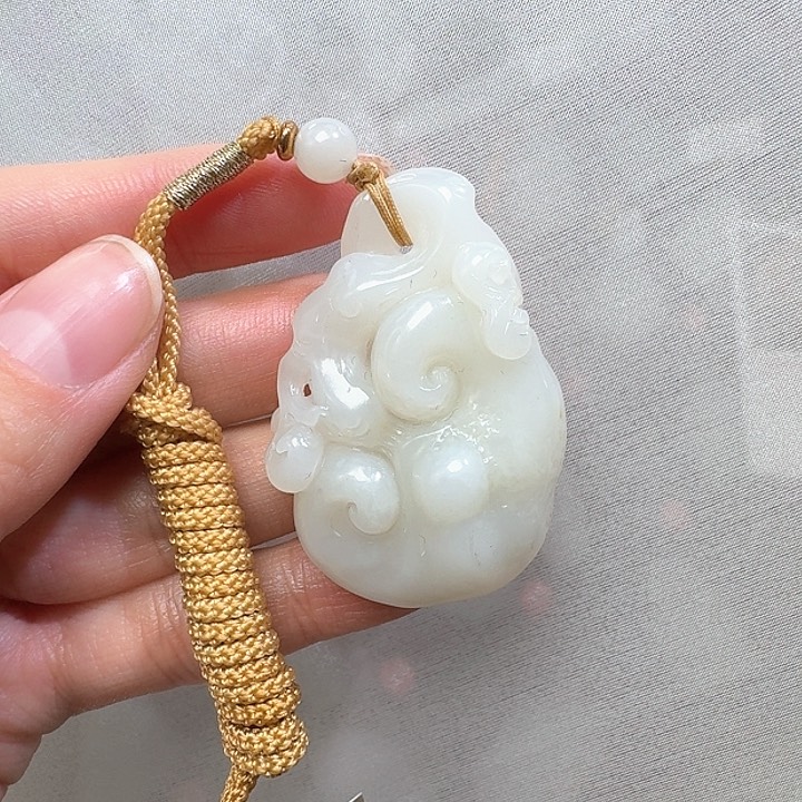 和田玉颈饰未镶嵌?****。米达23g