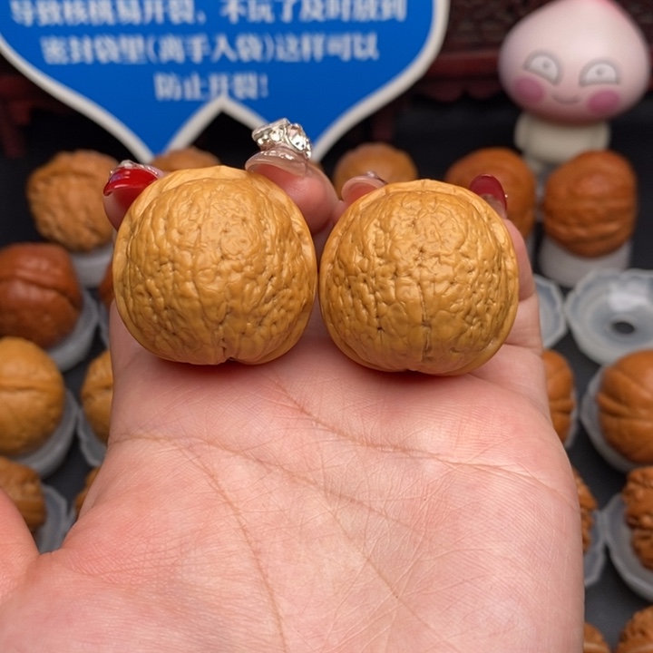 文玩核桃把件鱼籽纹