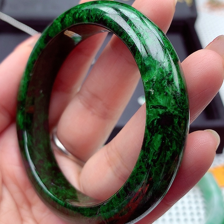 翡翠手镯未镶嵌翡翠