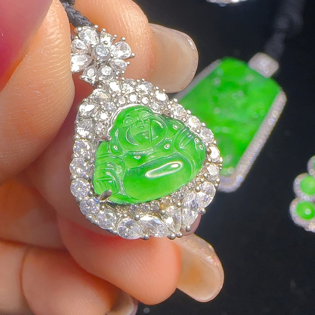 翡翠吊坠(赠链)未镶嵌