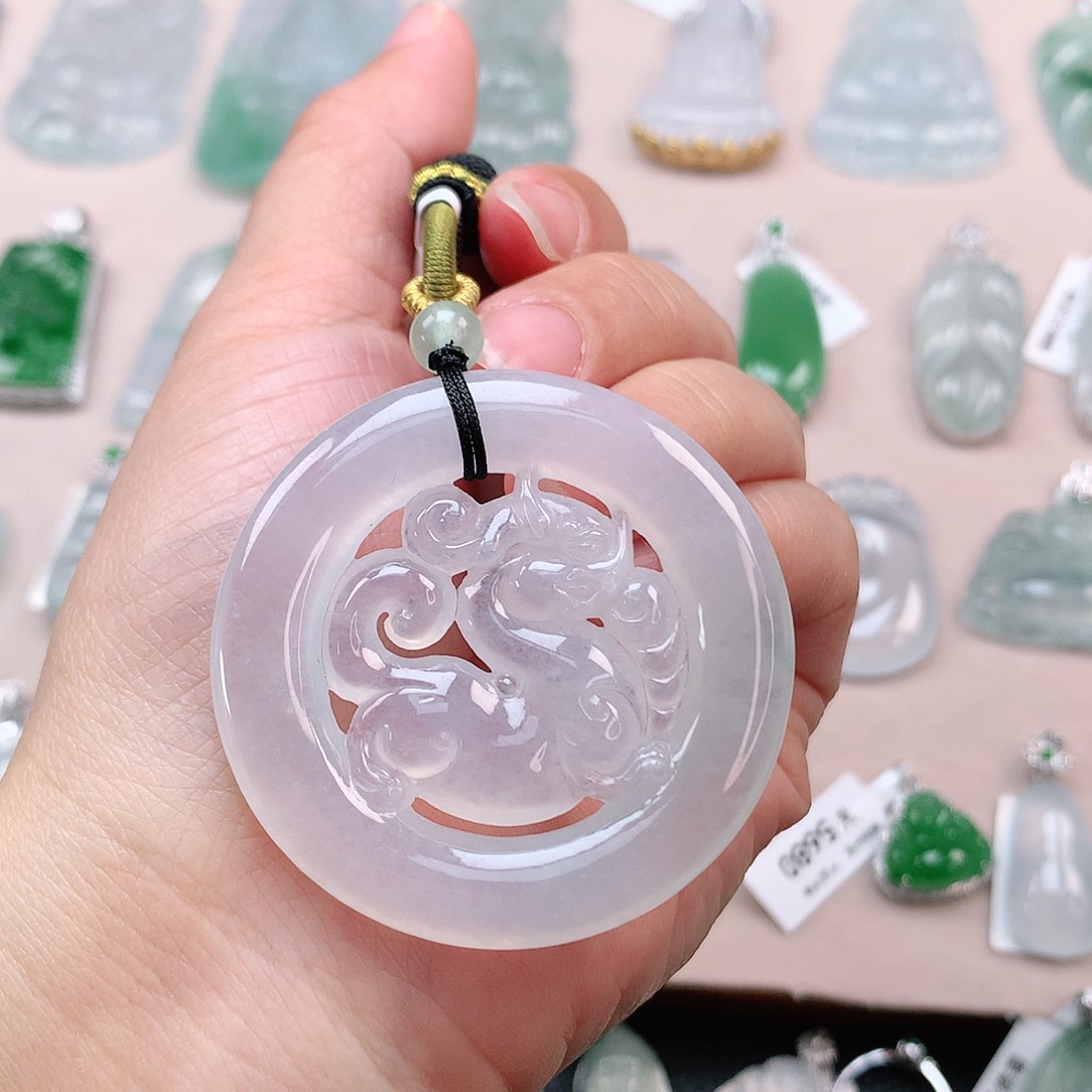 翡翠颈饰未镶嵌麒麟牌