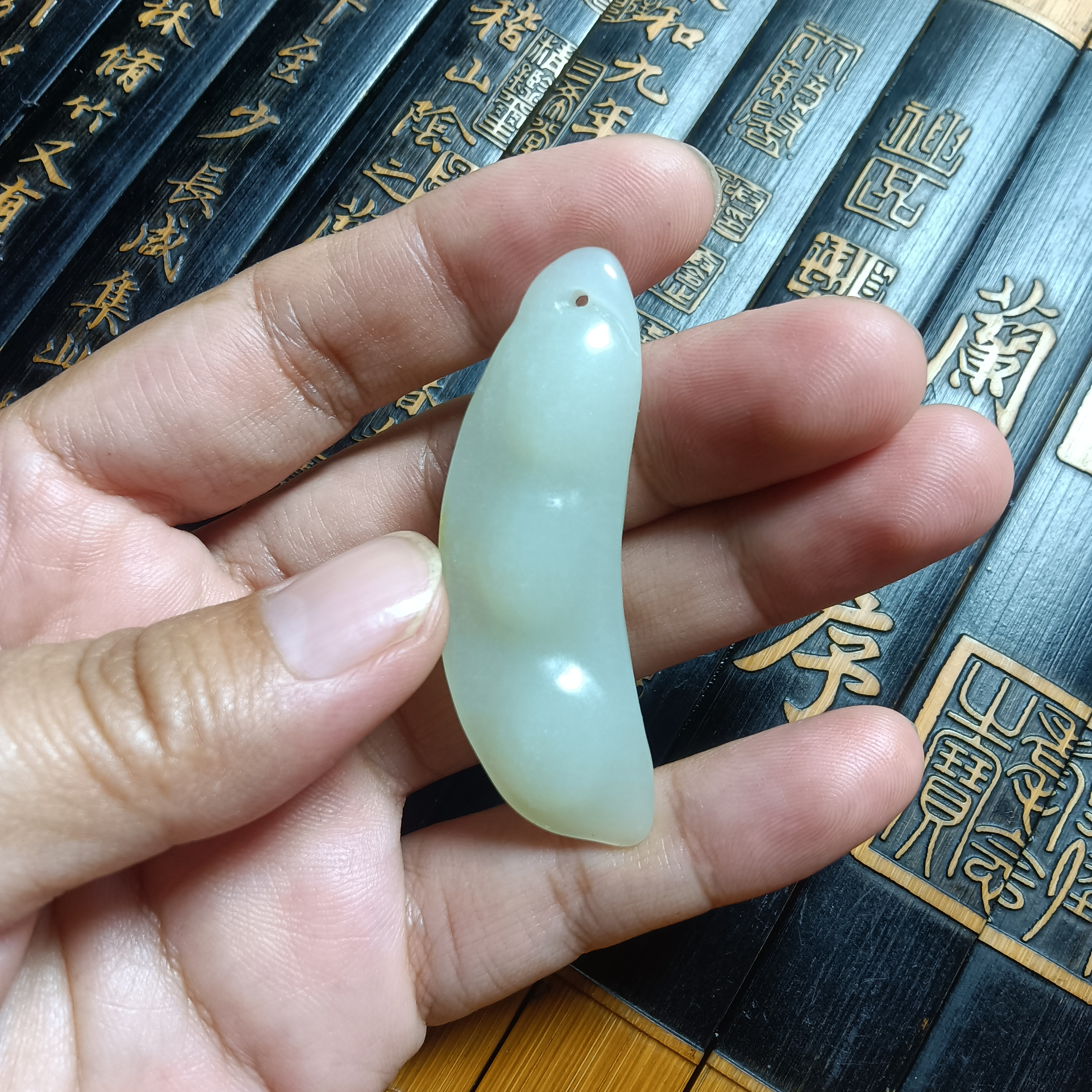 新疆和田玉于田吊坠四季豆，手工雕刻料子细润揉光净货天然无优化