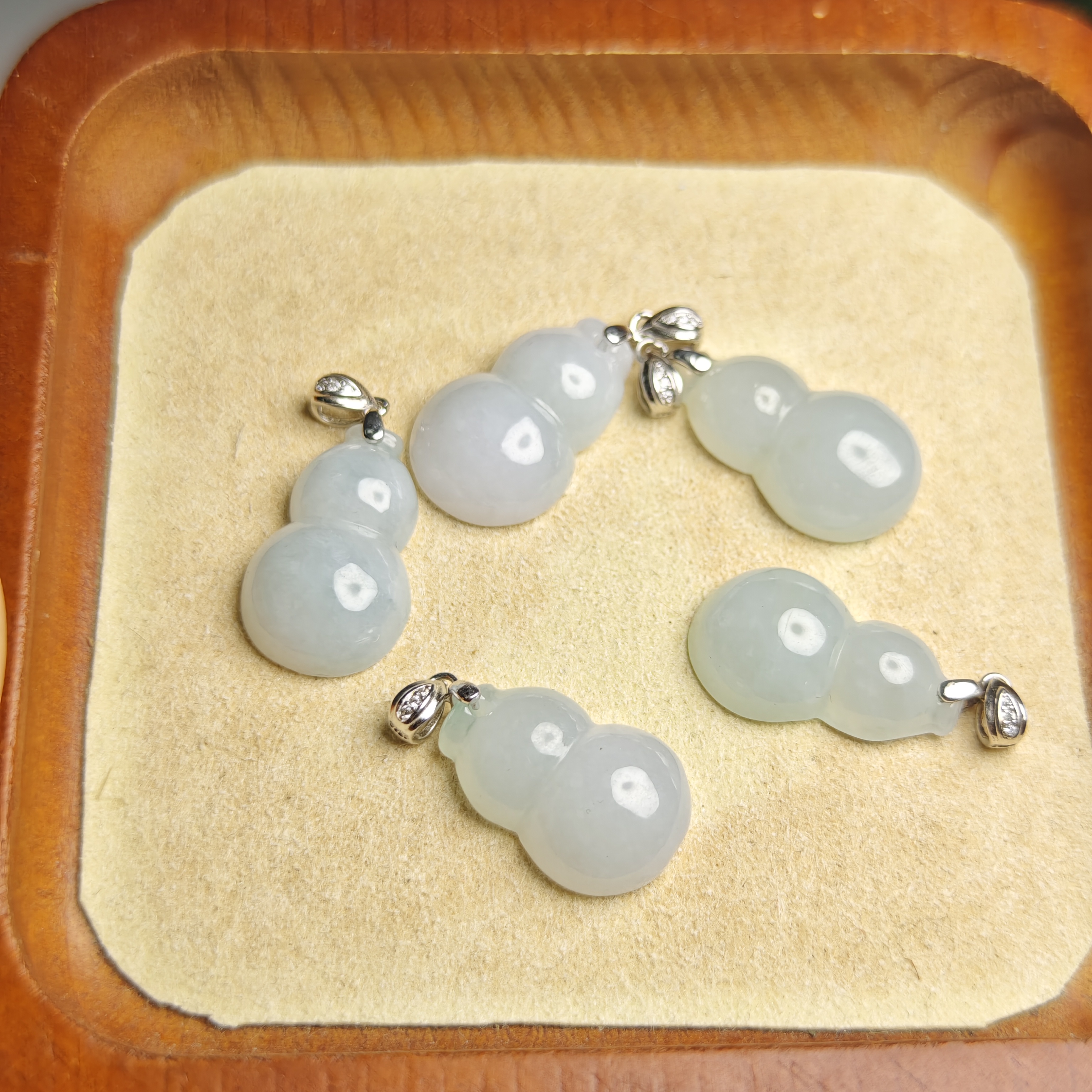 天然缅甸翡翠葫芦挂件成品，尺寸:22.1*13.1*5.5mm，现货发货