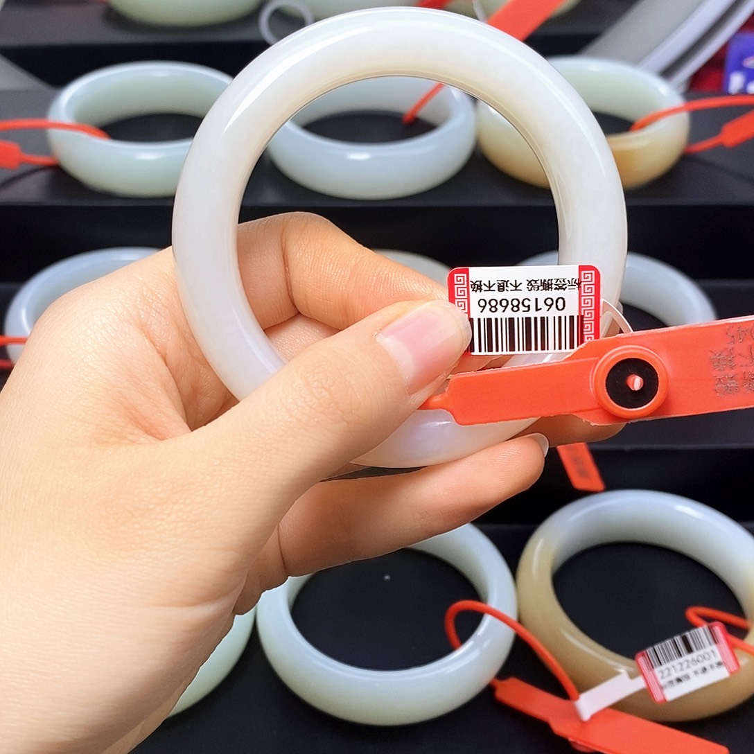 吴***能和田玉未镶嵌手镯