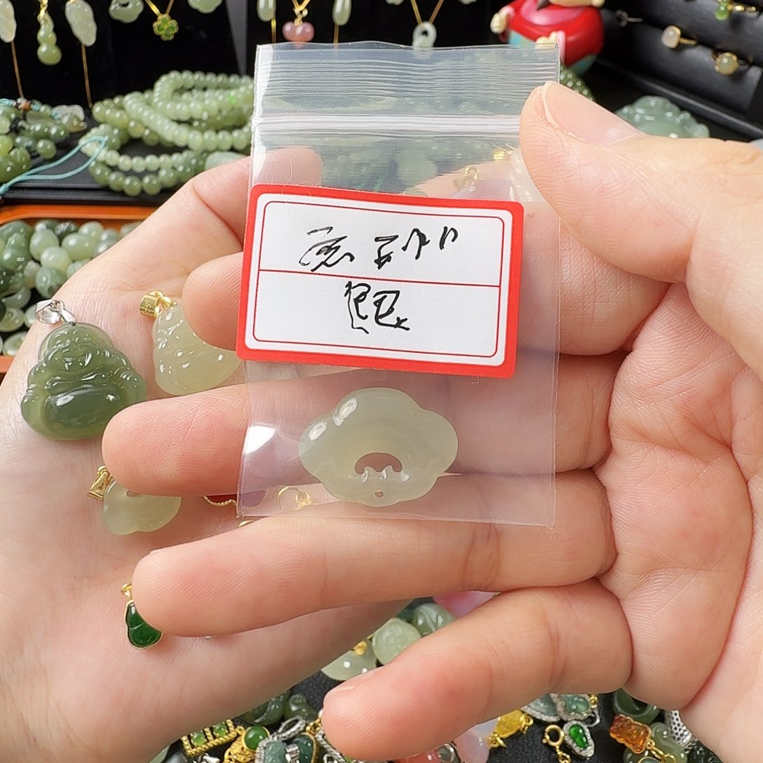 是***呀和田玉未镶嵌颈饰