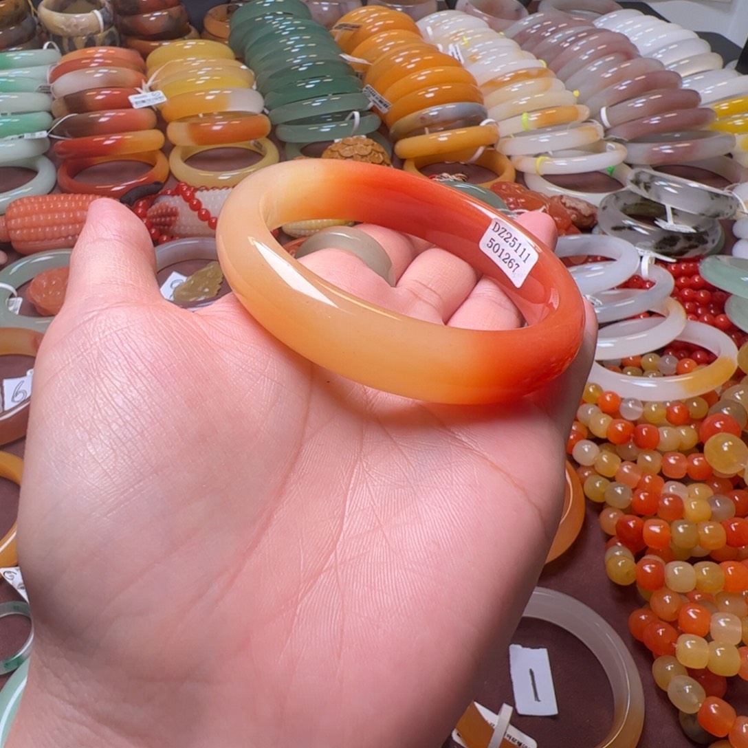 小***光石英岩玉未镶嵌手镯