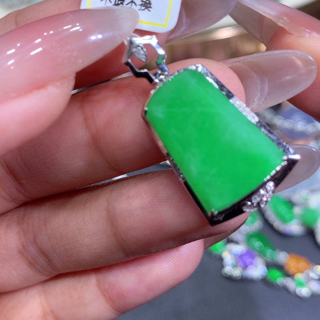 翡翠吊坠(赠链)18K金镶嵌