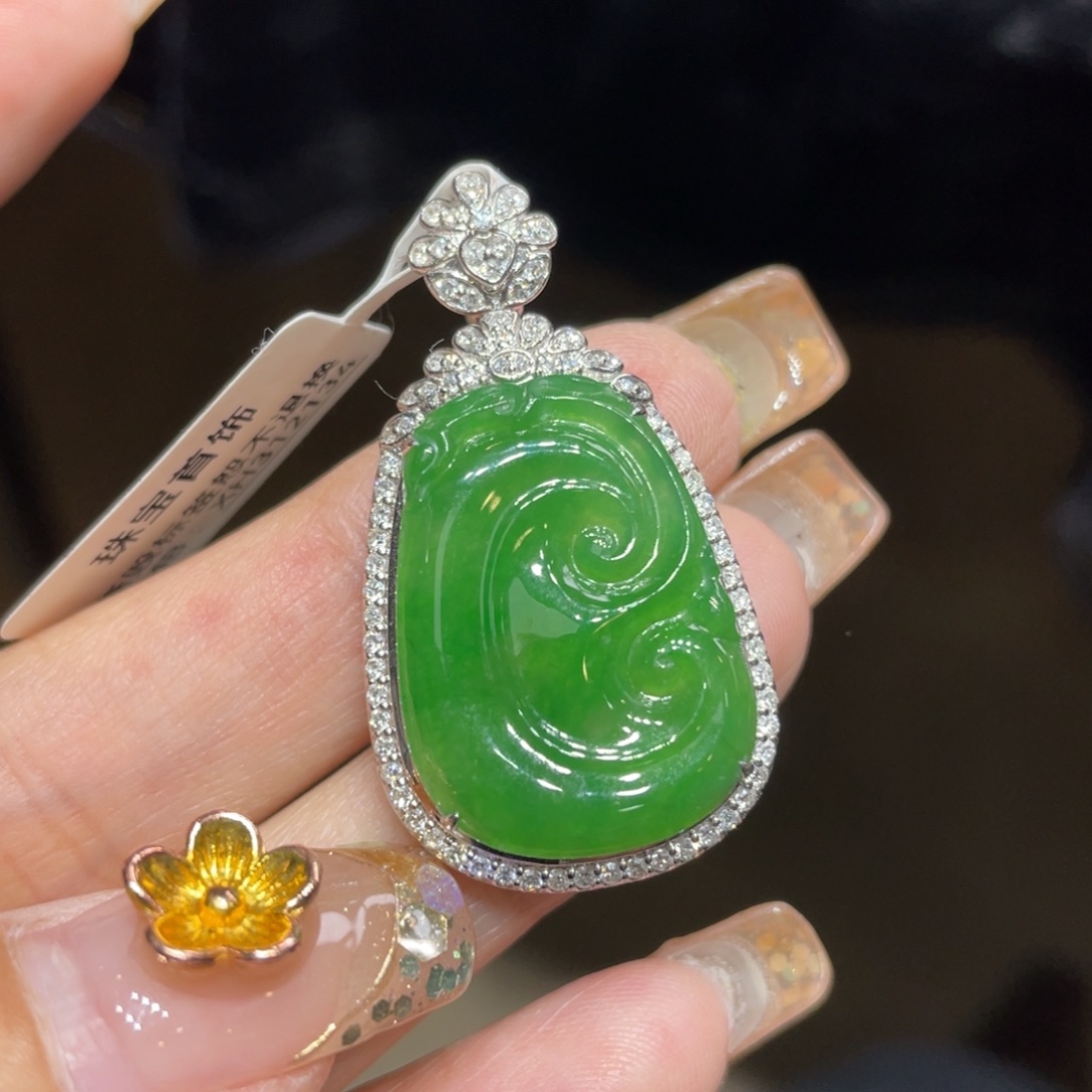 翡翠颈饰18K金镶嵌天然缅甸翡翠