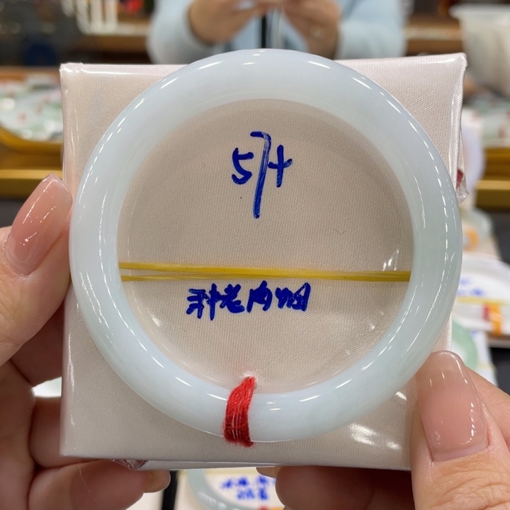 翡翠手镯未镶嵌翡翠