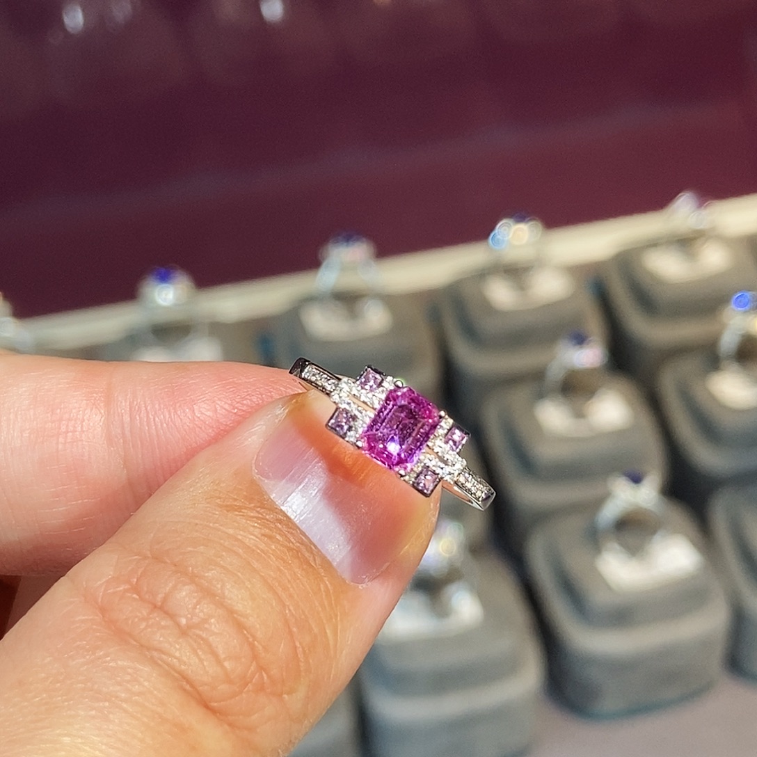 彩色蓝宝石戒指18K金镶嵌0.8克拉