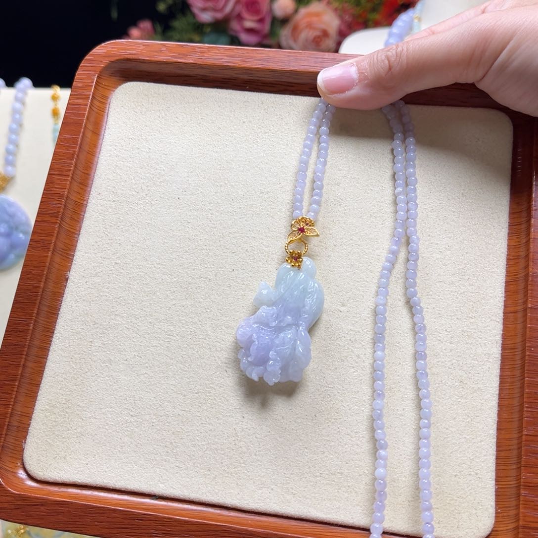 翡翠颈饰未镶嵌紫白菜