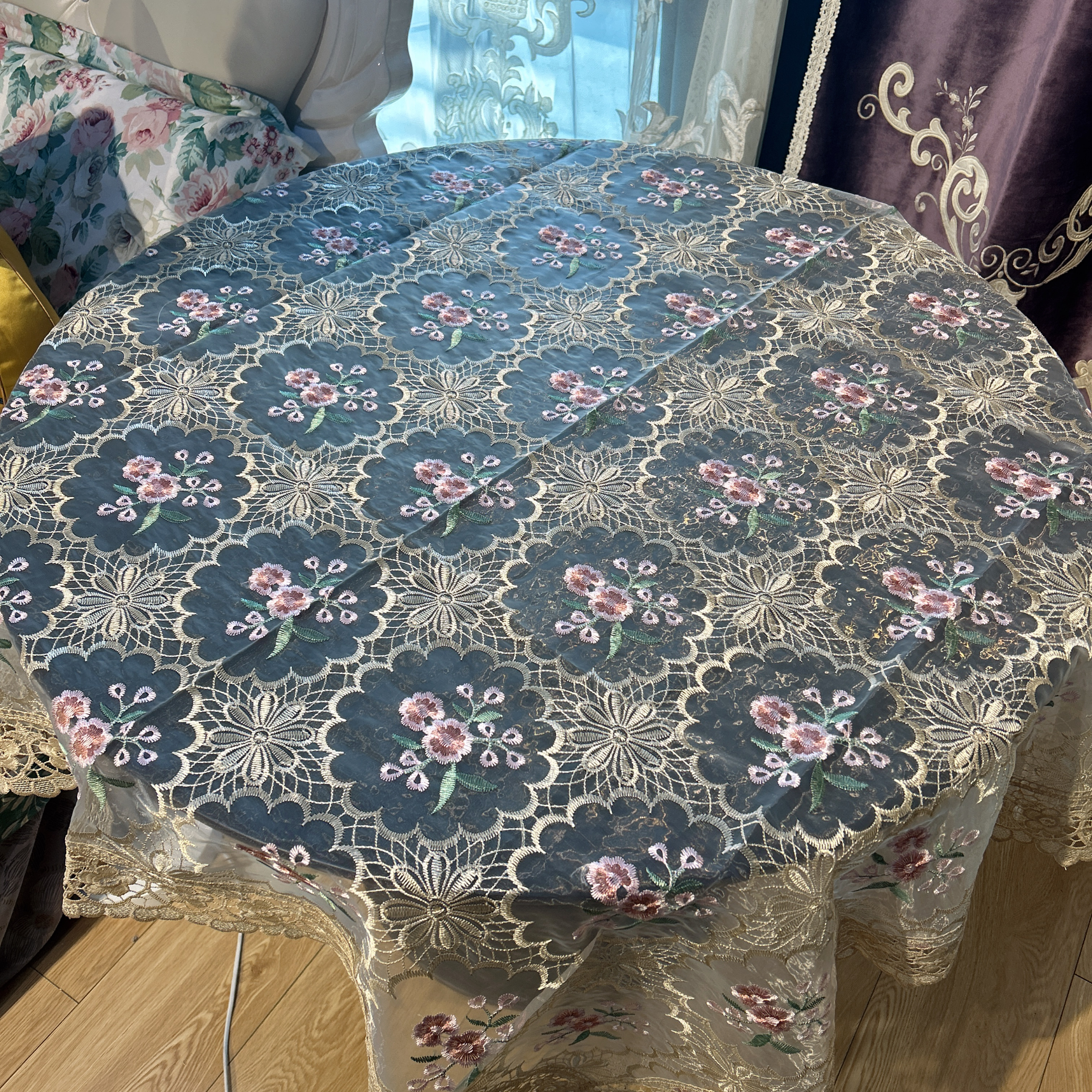 DY017-33-1丝光线（130cm方）米底粉梅花刺绣多功能桌布