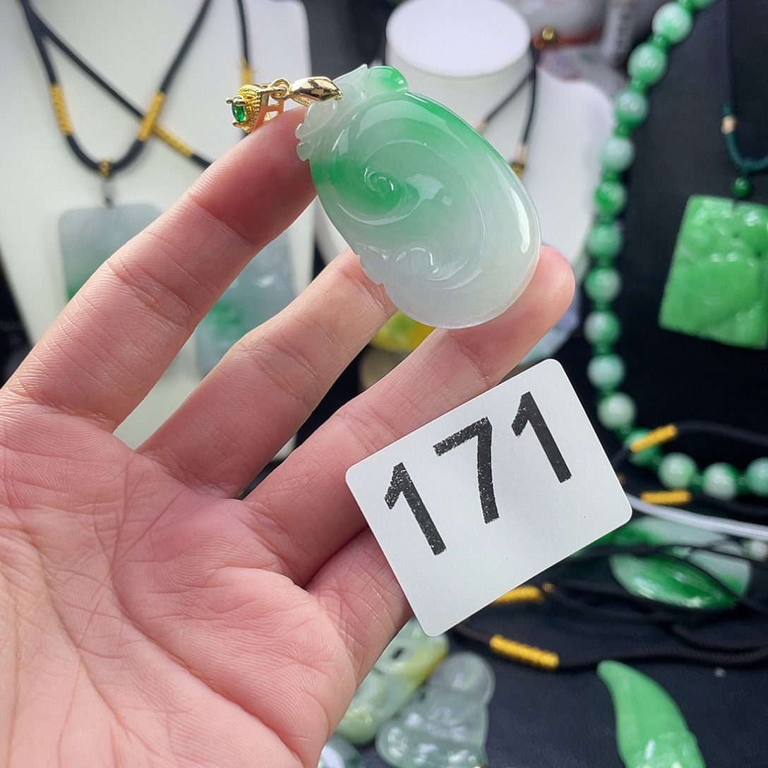 翡翠未镶嵌吊坠(赠链)