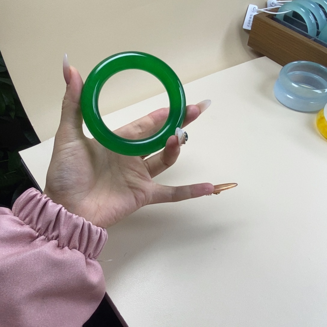 厶***半玉时尚飘花手镯60牛半半