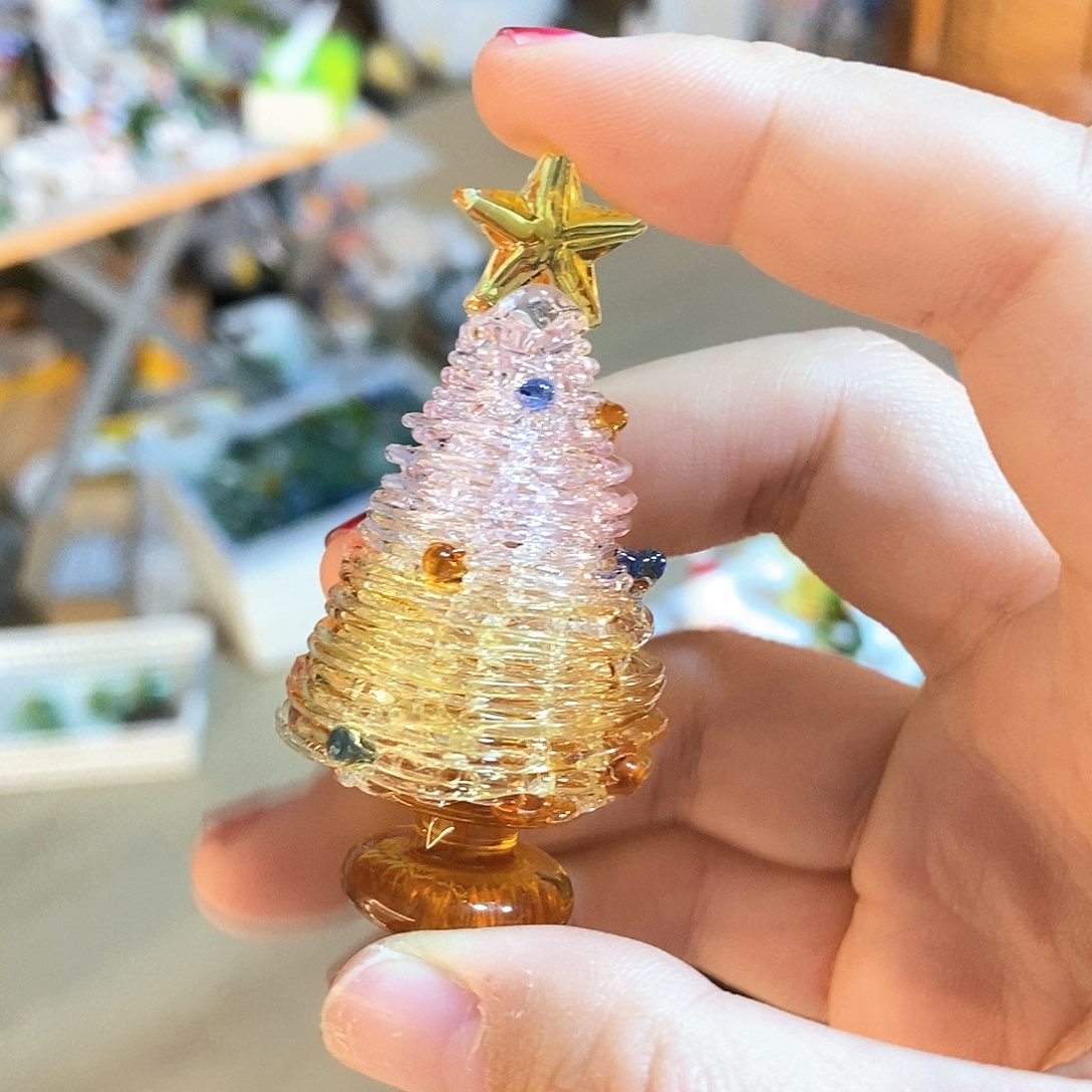 琉璃手工艺品许*。圣诞树