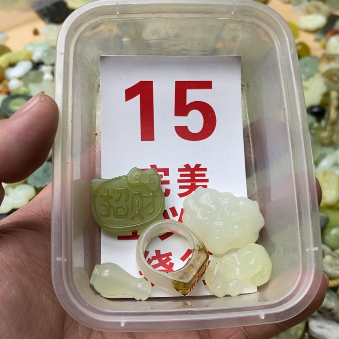 蛇纹石玉挂坠未镶嵌