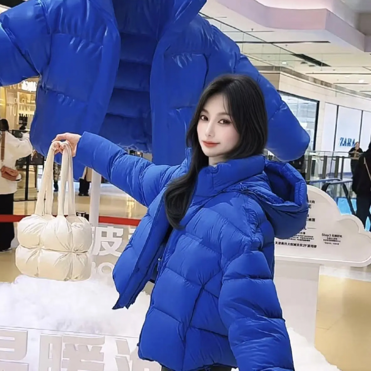 2025新款95白鹅绒时尚保暖短款泡芙连帽女款冬季百搭小个子羽绒服